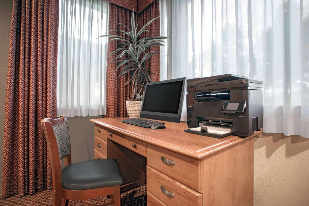 Hawthorn Suites By Wyndham Kent, Wa Bagian luar foto