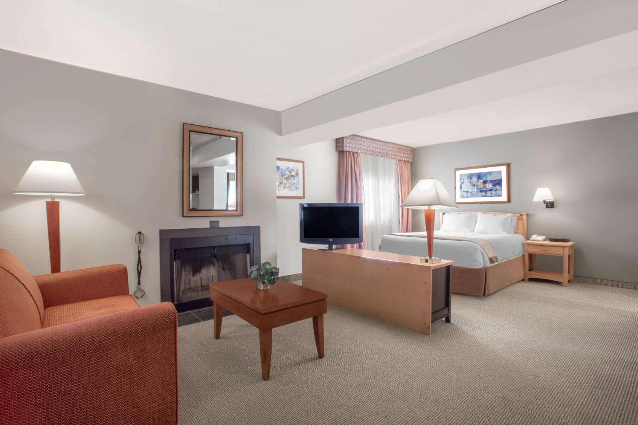 Hawthorn Suites By Wyndham Kent, Wa Bagian luar foto