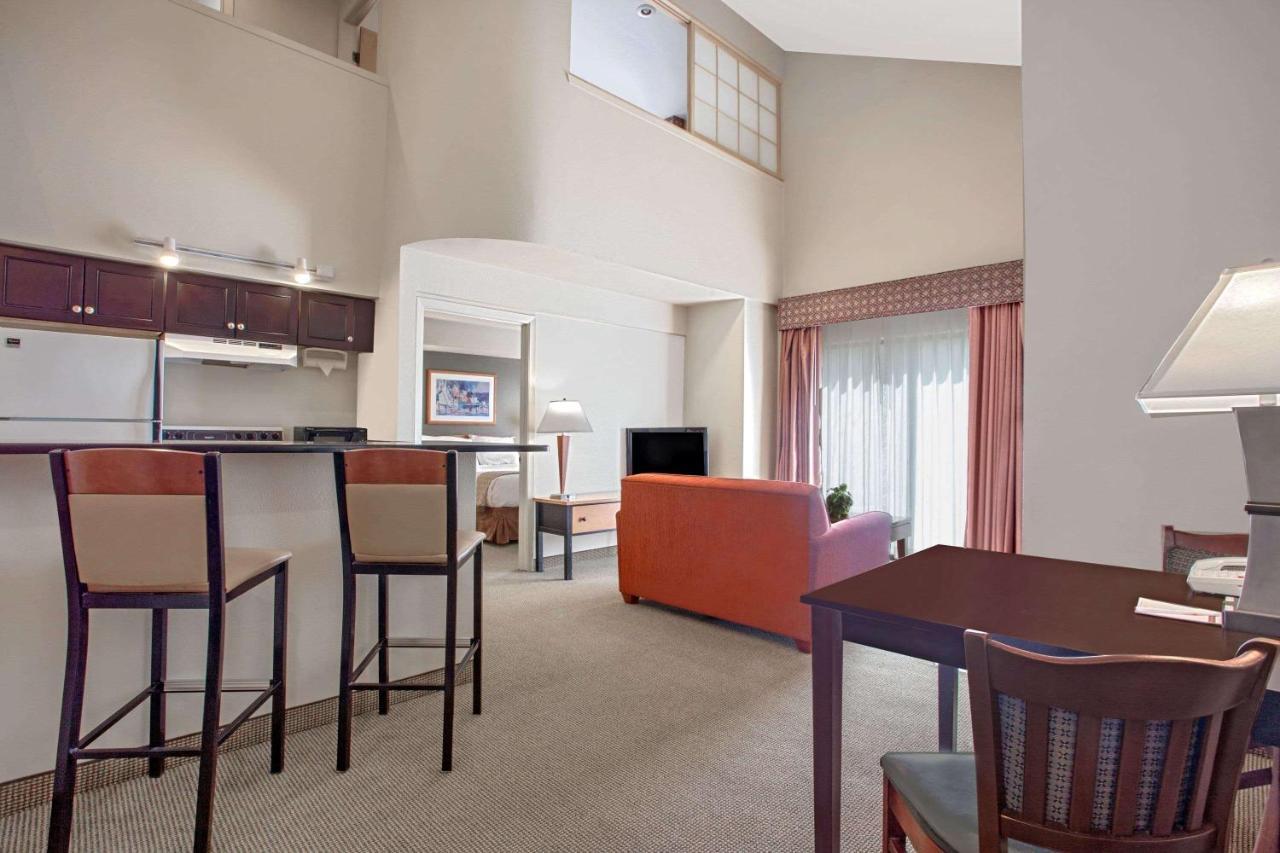 Hawthorn Suites By Wyndham Kent, Wa Bagian luar foto