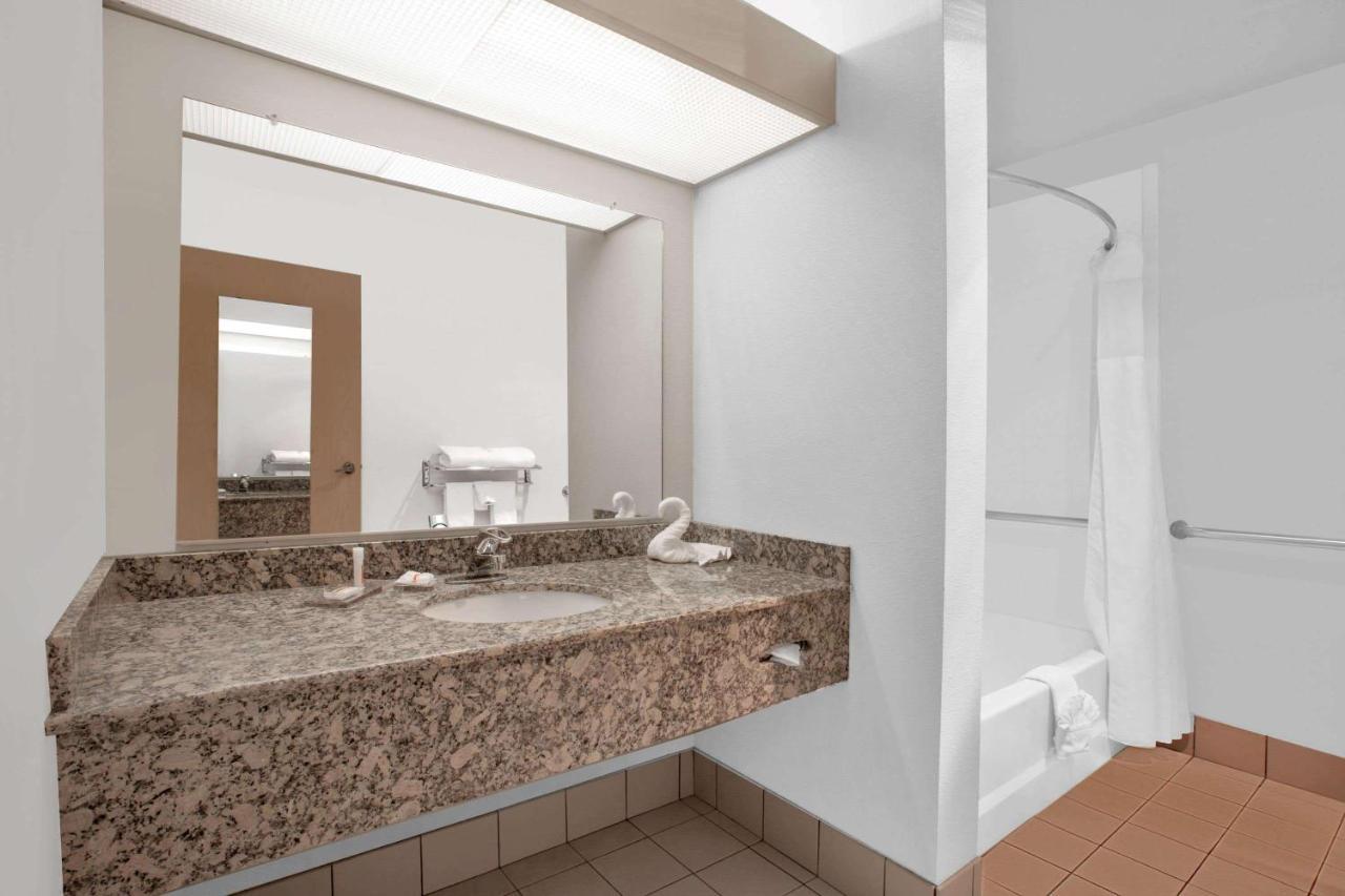 Hawthorn Suites By Wyndham Kent, Wa Bagian luar foto