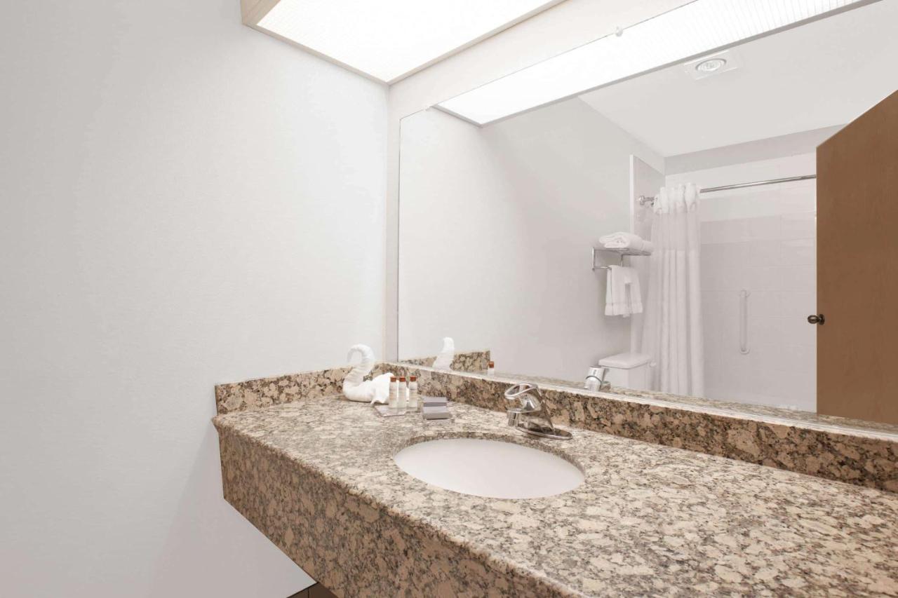 Hawthorn Suites By Wyndham Kent, Wa Bagian luar foto